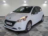 la photo d'une voiture blanche garée dans un garage