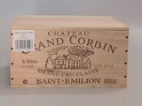 une boîte en bois avec une étiquette de vin
