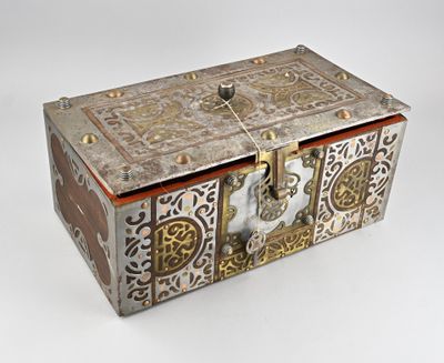 une boîte argentée et dorée sur fond blanc