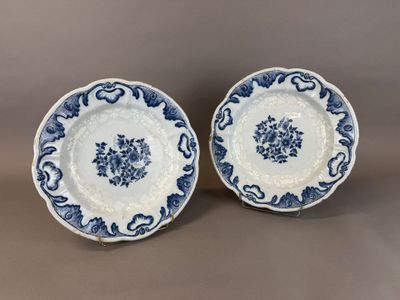 deux assiettes bleues et blanches ornées de motifs floraux