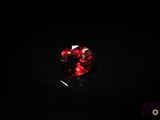 gros plan d'un diamant rouge sur une surface noire