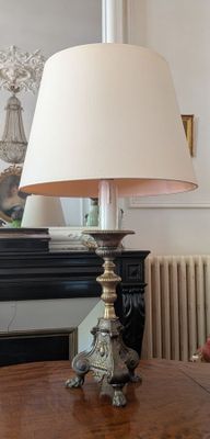 une lampe posée sur une table dans un salon