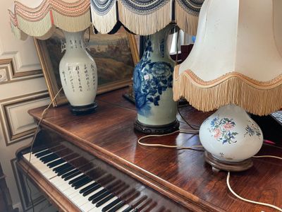 deux lampes posées sur un piano