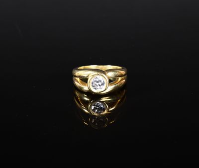 l'image d'une bague en or ornée d'un diamant