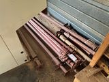 un tas de tuyaux posé à côté d'un bâtiment