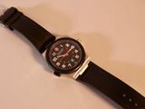 gros plan d'une montre-bracelet sur une table