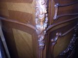 une armoire en bois ornée de motifs sculptés