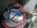 une image représentant une machine à laquelle un tuyau est raccordé sur le côté