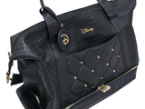 un sac à main noir orné de détails dorés