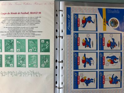 un livre ouvert avec l'image d'un oiseau dessus