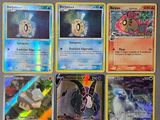 tout un tas de cartes Pokémon posées sur une table