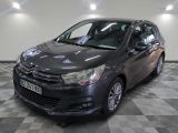 la voiture est garée dans le garage sur le sol en damier