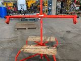 une photo d'un banc en bois sur lequel est accrochée une pancarte