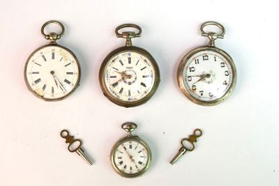 quatre types différents de montres de poche sur un fond blanc
