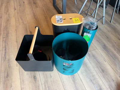 un tube bleu muni d'un manche en bois, posé sur un parquet