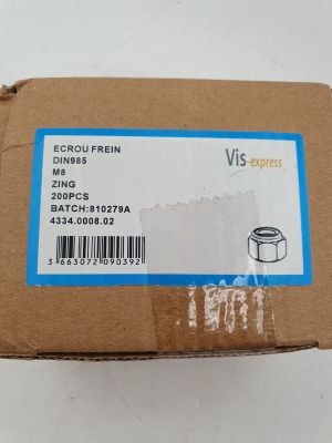 un gros plan d'une boîte en carton sur laquelle est collée une étiquette