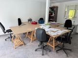 plusieurs chaises disposées autour d'une table sur laquelle se trouvent des papiers
