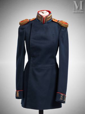 un manteau militaire bleu à col rouge et or