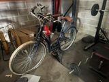 un vélo garé dans un garage à côté d'une barre à disques