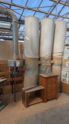 une pièce dans laquelle se trouvent de nombreux meubles