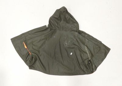 veste à capuche, dotée d'une capuche et de fermetures éclair, sur un fond blanc