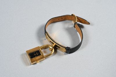 HERMES Paris. Bracelet montre Kelly en métal doré, sur brace…
