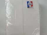 une serviette blanche posée sur une table, sur laquelle est collé un autocollant rouge et bleu