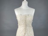 une robe blanche avec un haut en dentelle sur un mannequin, mannequin, mannequin, mannequin, mannequin, mannequin, manne