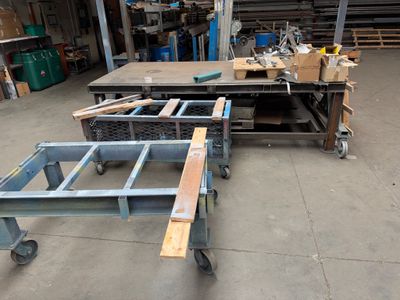 une table placée au milieu d'une pièce