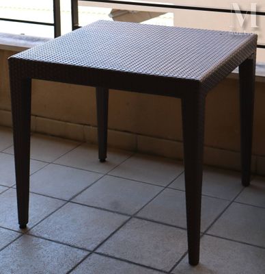 une petite table sur un balcon avec vue sur l'océan