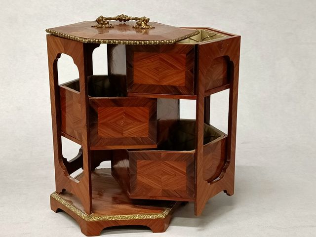 Coffret à bijoux hexagonal, en bois de placage marqueté, ouvrant 