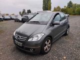 une photo d'une Mercedes Classe B garée sur un parking