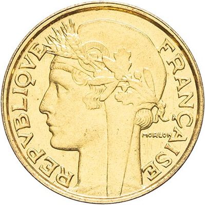 Gros plan sur une pièce d'or ornée d'une tête de femme