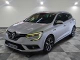 la voiture blanche est garée sur le sol à carreaux d'un garage