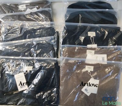 de nombreux sacs de vêtements posés sur une table