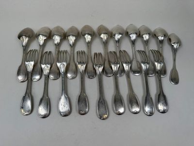 un grand nombre de cuillères posées sur une table