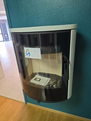 une photo d'une vitrine en verre fixée au mur dans une pièce
