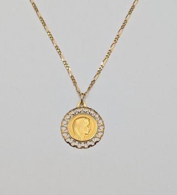 un collier composé d'une pièce en or ornée d'un petit disque en diamant, monté sur une chaîne en or