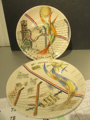 deux assiettes à motifs posées sur une table