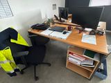 un bureau avec une chaise et un ordinateur dessus