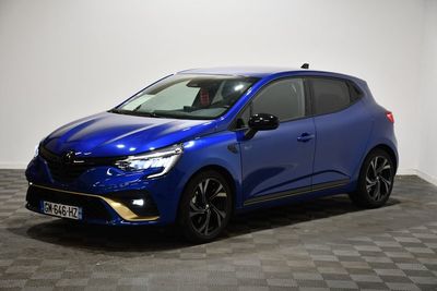 Une voiture bleue est garée sur un sol à damier dans une pièce