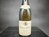 une bouteille de vin posée sur une table