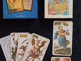 plusieurs cartes et une boîte de cartes posées sur une table