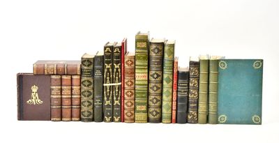 un grand nombre de livres empilés les uns sur les autres