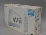 Console de jeux Nintendo Wii dans son emballage d'origine, posée sur une surface blanche avec un fond gris