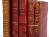 plusieurs vieux livres sont empilés sur une table