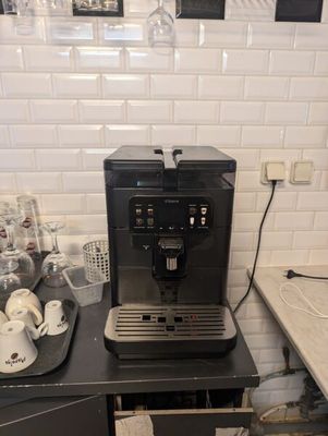 une machine à café posée sur un comptoir dans une cuisine