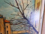 une peinture sur le mur d'un immeuble, avec un arbre au premier plan