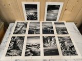 plusieurs photographies en noir et blanc d'une chaîne de montagnes posées sur une table