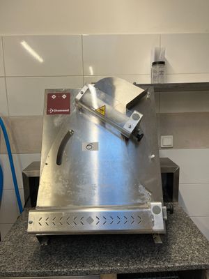 a machine that is sitting on a counter in a kitchen